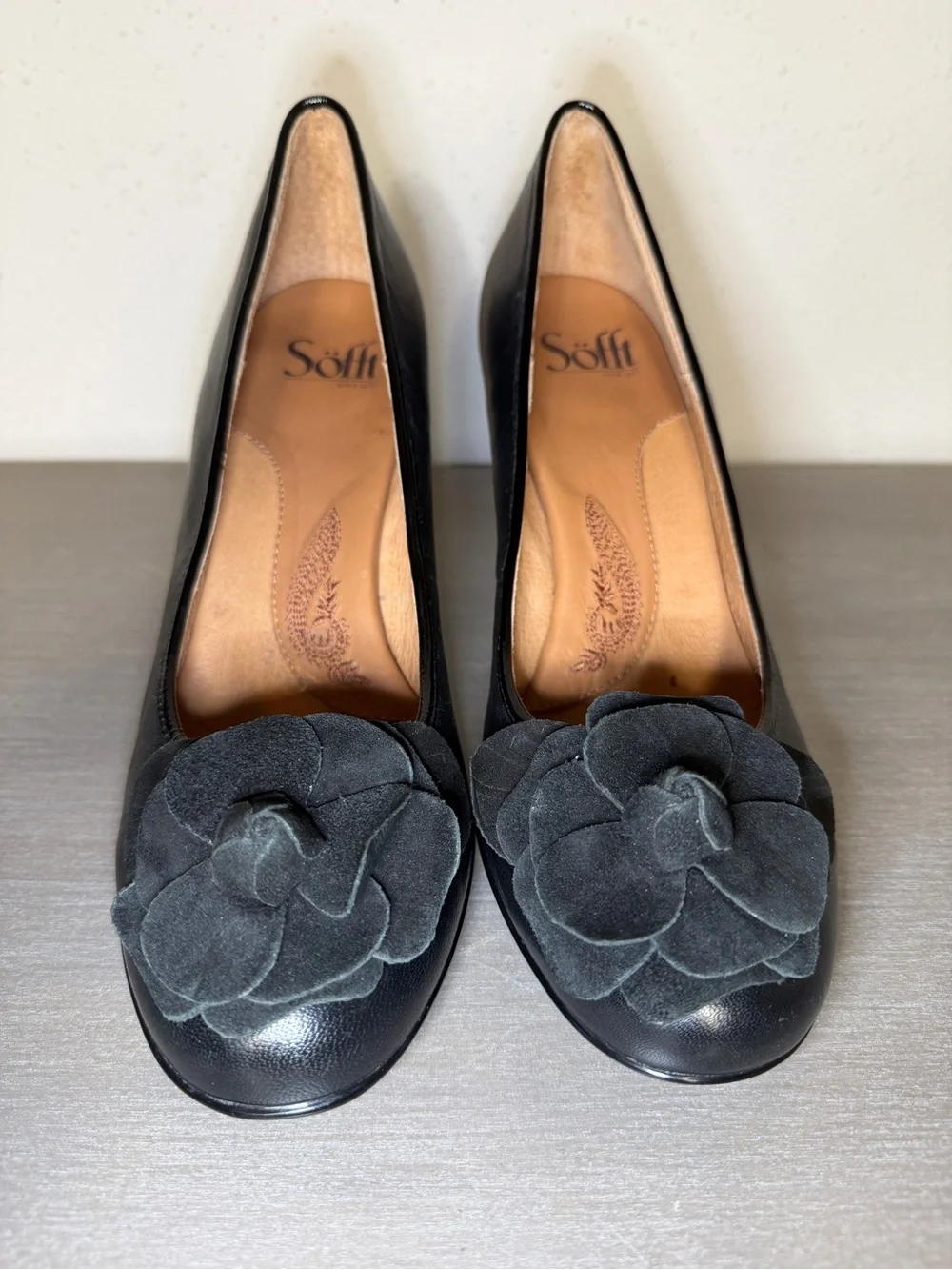 Söfft Black Leather Floral Pump Heels 9M Good Condition Classic Women's Shoes
